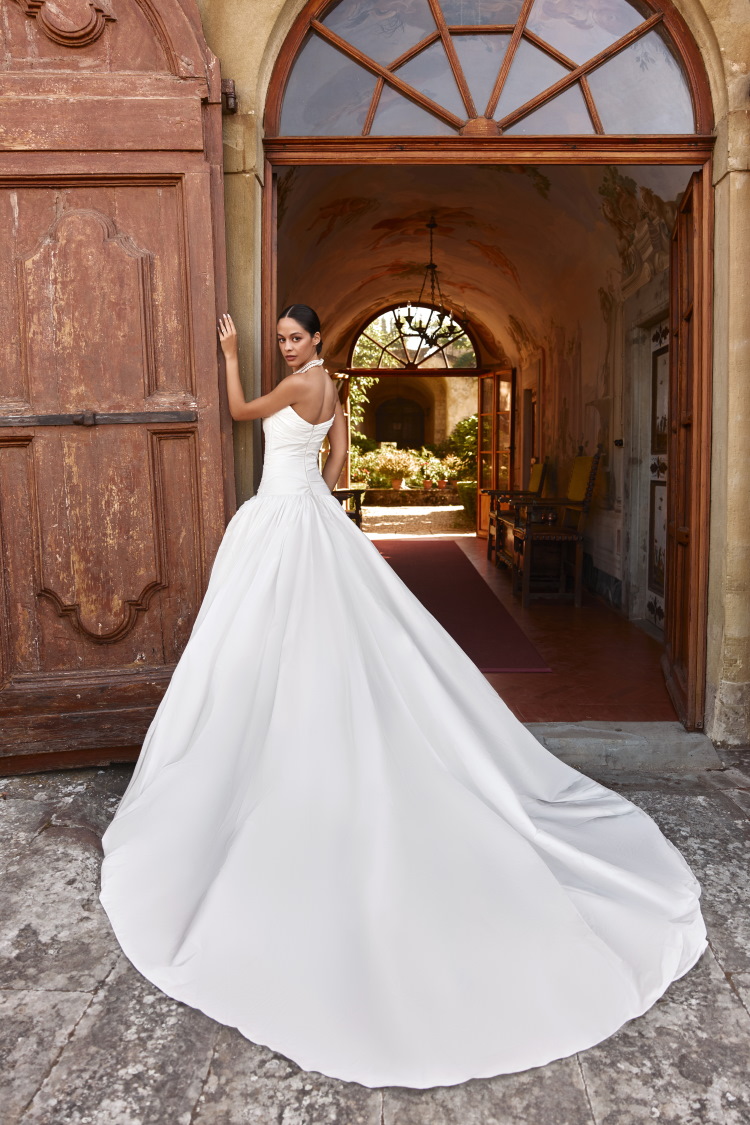 robe de mariee en taffetas de soie et longue traine