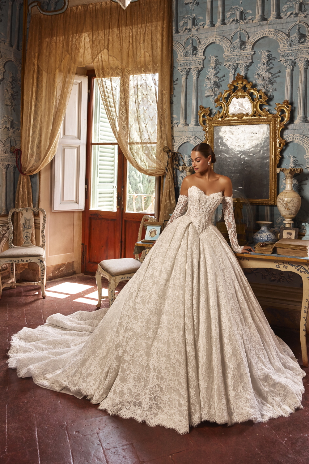 robe de mariee princesse en dentelle avec bustier et manches longues amovibles