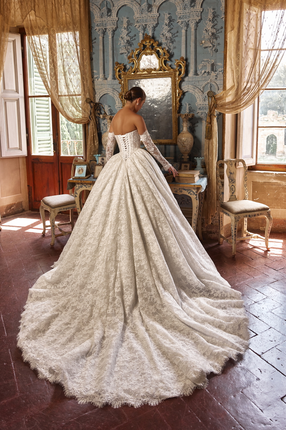 robe de mariee princesse en dentelle avec jupe volumineuse et manches
