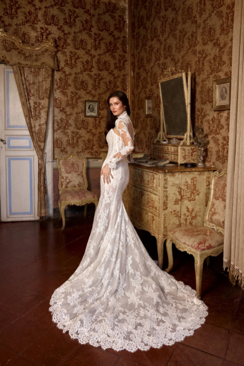 robe de mariee sirene en dentelle avec col montant et manches longues